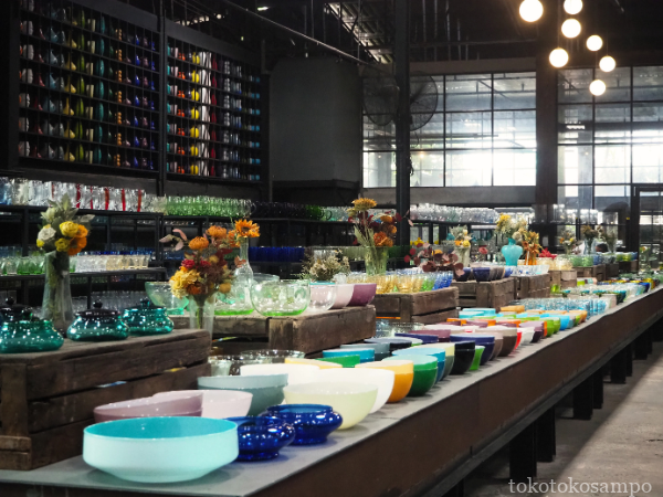 EASTERN GLASSのカラフルな店内