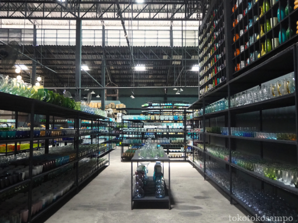 EASTERN GLASSの広い店内の様子