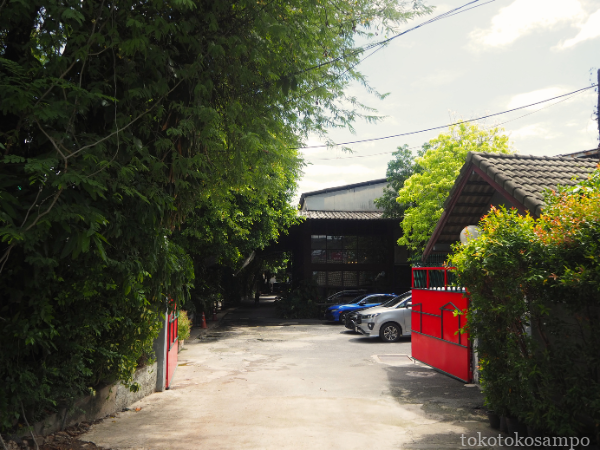 ゲートからお店までの道のり